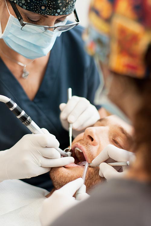 La Doctora Manuela Campoy tratando alguna de las patologías bucodentales de las que hablamos en el artículo