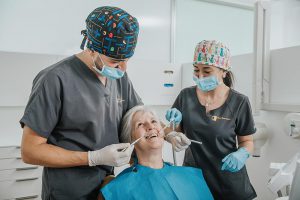El especialista siempre intentará mantener la pieza dental natural mediante una endodoncia y así evitar la extracción