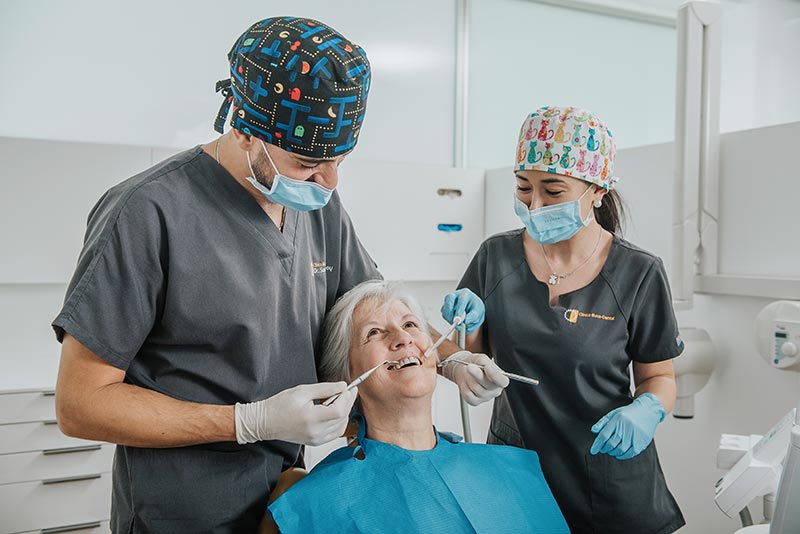 El especialista siempre intentará mantener la pieza dental natural mediante una endodoncia y así evitar la extracción